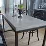 Köksbord med underrede av lackat järn